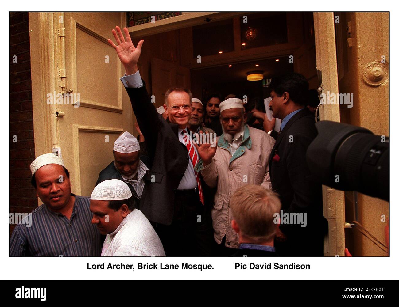 Lord Archer à la mosquée de Brick Lane octobre 1999 Le jour où il a été choisi pour être conservateur Candidat à l'élection du maire de Londres dans l'année 2000 Banque D'Images