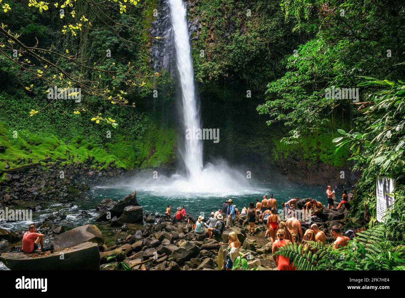 Touristes et locaux visitant la cascade de la Fortuna au Costa Rica Banque D'Images