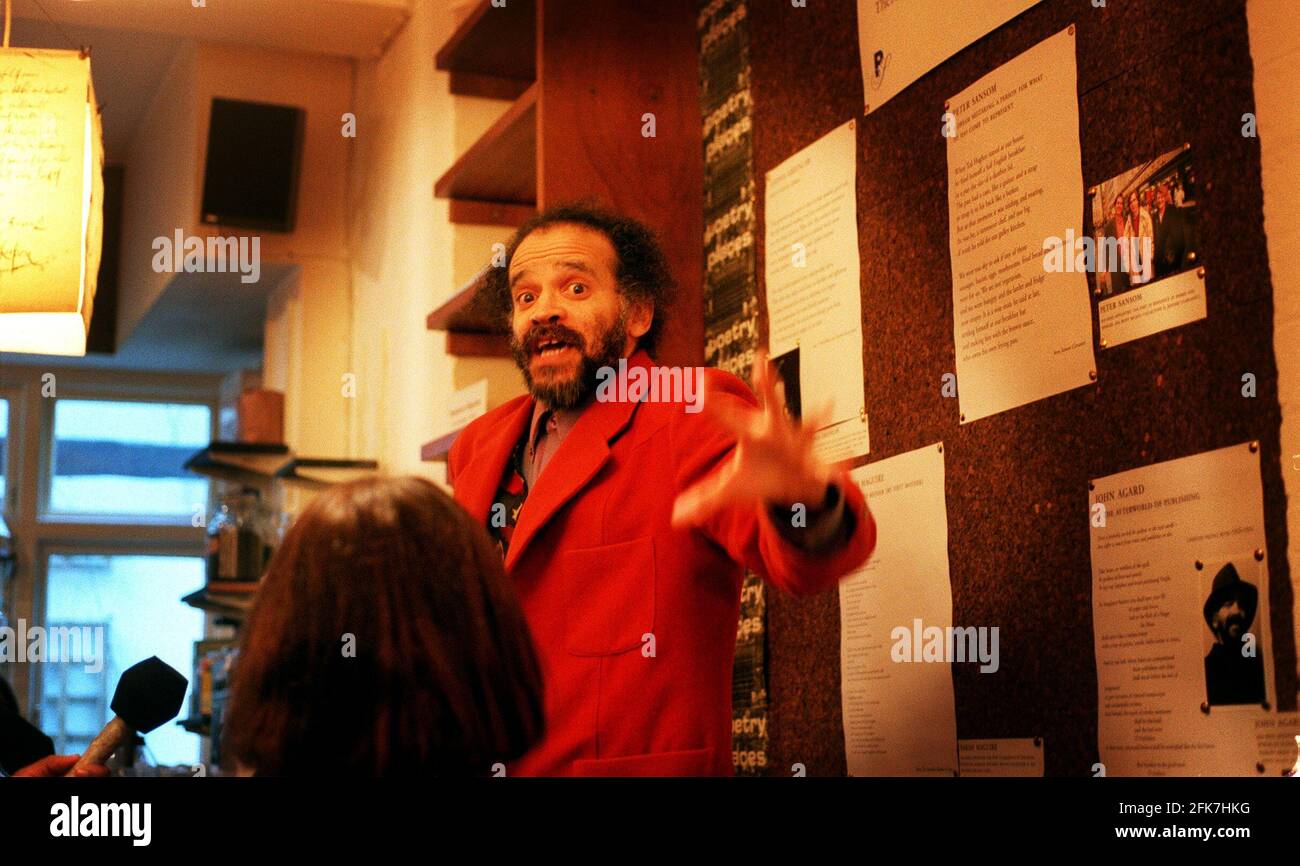 Poète John Agard janvier 1998Who va être un Poète résident de la BBC lisant un de ses poèmes Lors d'une conférence de presse au Poetry Cafe de Covent Jardin Banque D'Images