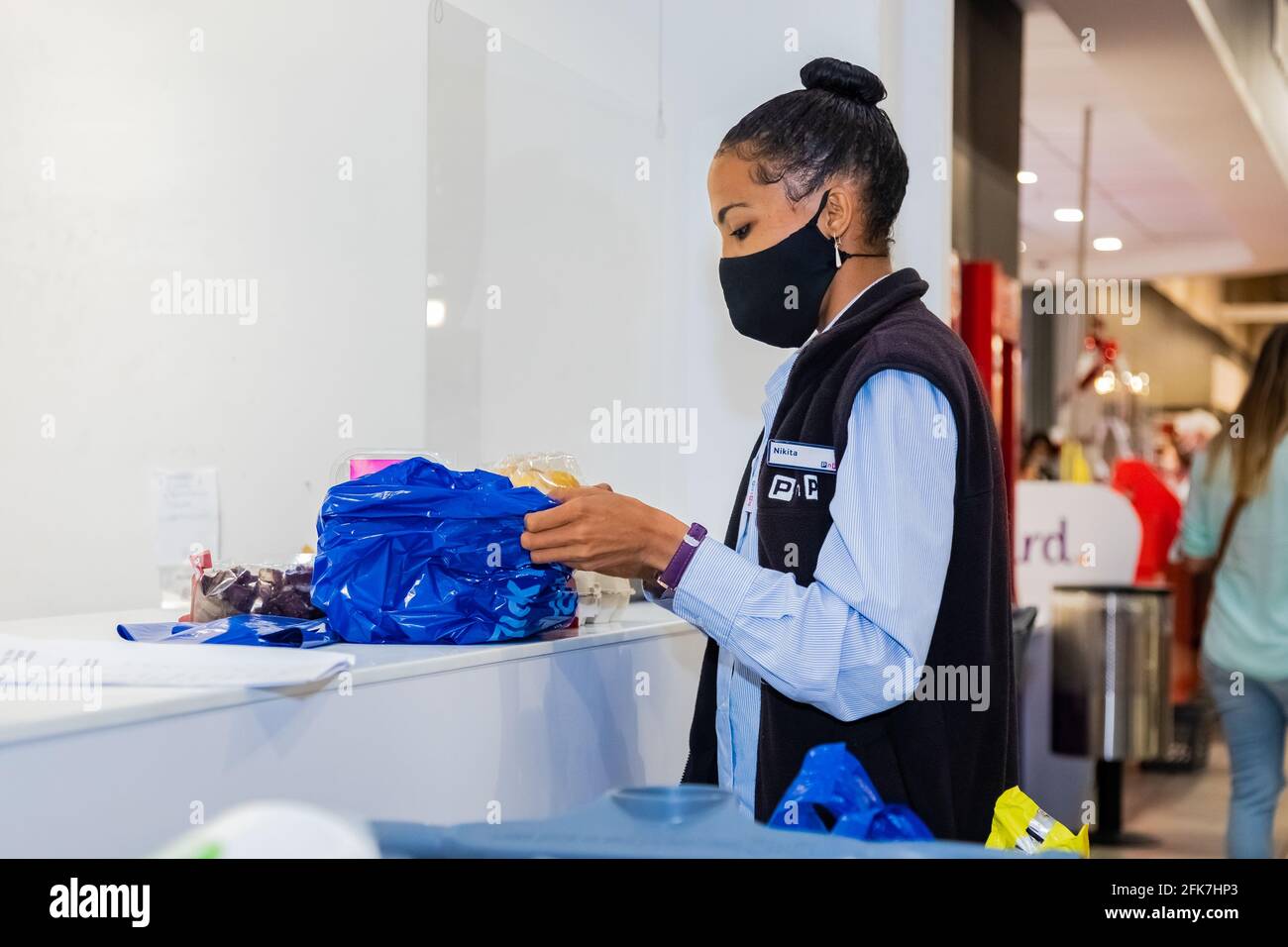 Cape Town, Afrique du Sud - 10 décembre 2020 : un membre de Toff vérifie la commande d'épicerie en ligne pour le service de livraison express à domicile à la supermarque de Pick n Pay locale Banque D'Images