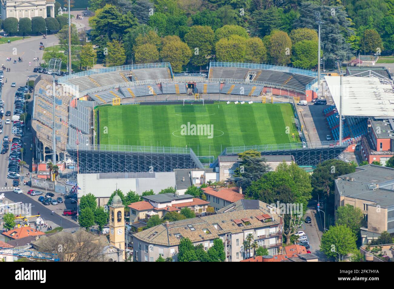 Vue aérienne de la ville de Côme. Voici le stade de football sur le bord du lac de cette célèbre jolie ville italienne Banque D'Images