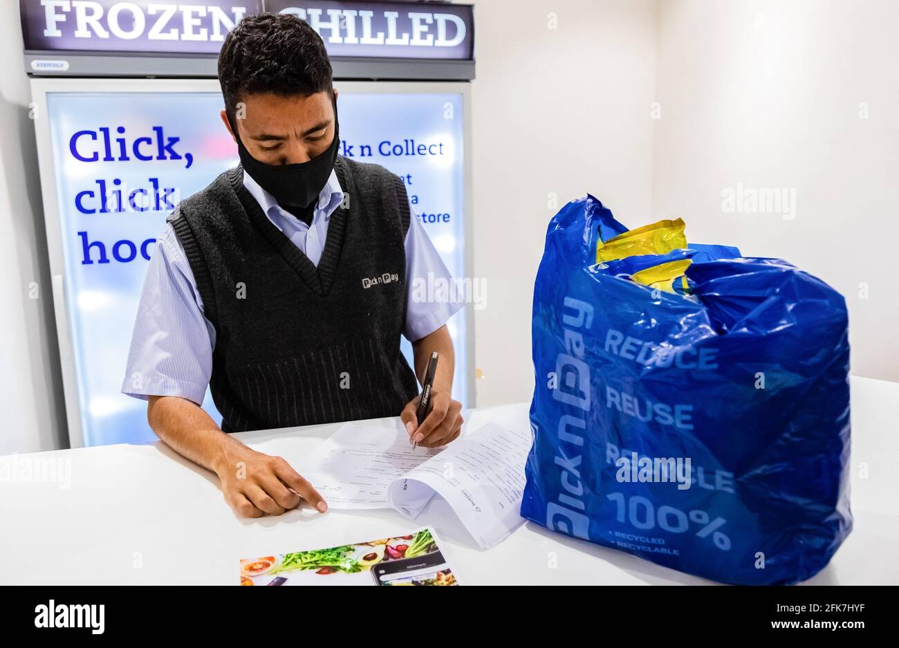 Cape Town, Afrique du Sud - 10 décembre 2020 : un membre du personnel vérifie la commande d'épicerie en ligne pour le service de livraison express à domicile au niveau local de Pick n Pay supermar Banque D'Images