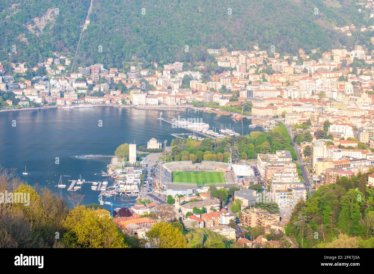 Vue aérienne de la ville de Côme. Voici le stade de football sur le bord du lac de cette célèbre jolie ville italienne Banque D'Images