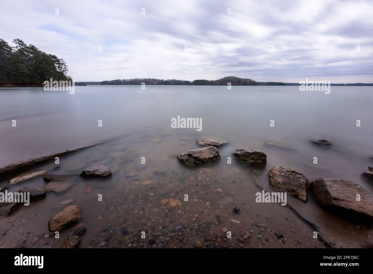 Mountain View Park, Lake Sidney Lanier - Comté de Hall, Géorgie. Des nuages soufflent dans le ciel au-dessus du lac Lanier lors d'une journée hivernale venteuse. Banque D'Images