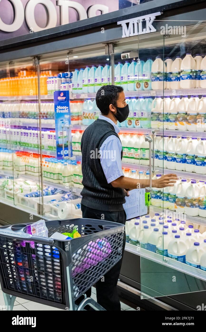 Cape Town, Afrique du Sud - 10 décembre 2020 : membre du personnel qui cueille les produits d'épicerie de l'étagère pour un service de livraison express à domicile au service local Pick n Pay su Banque D'Images