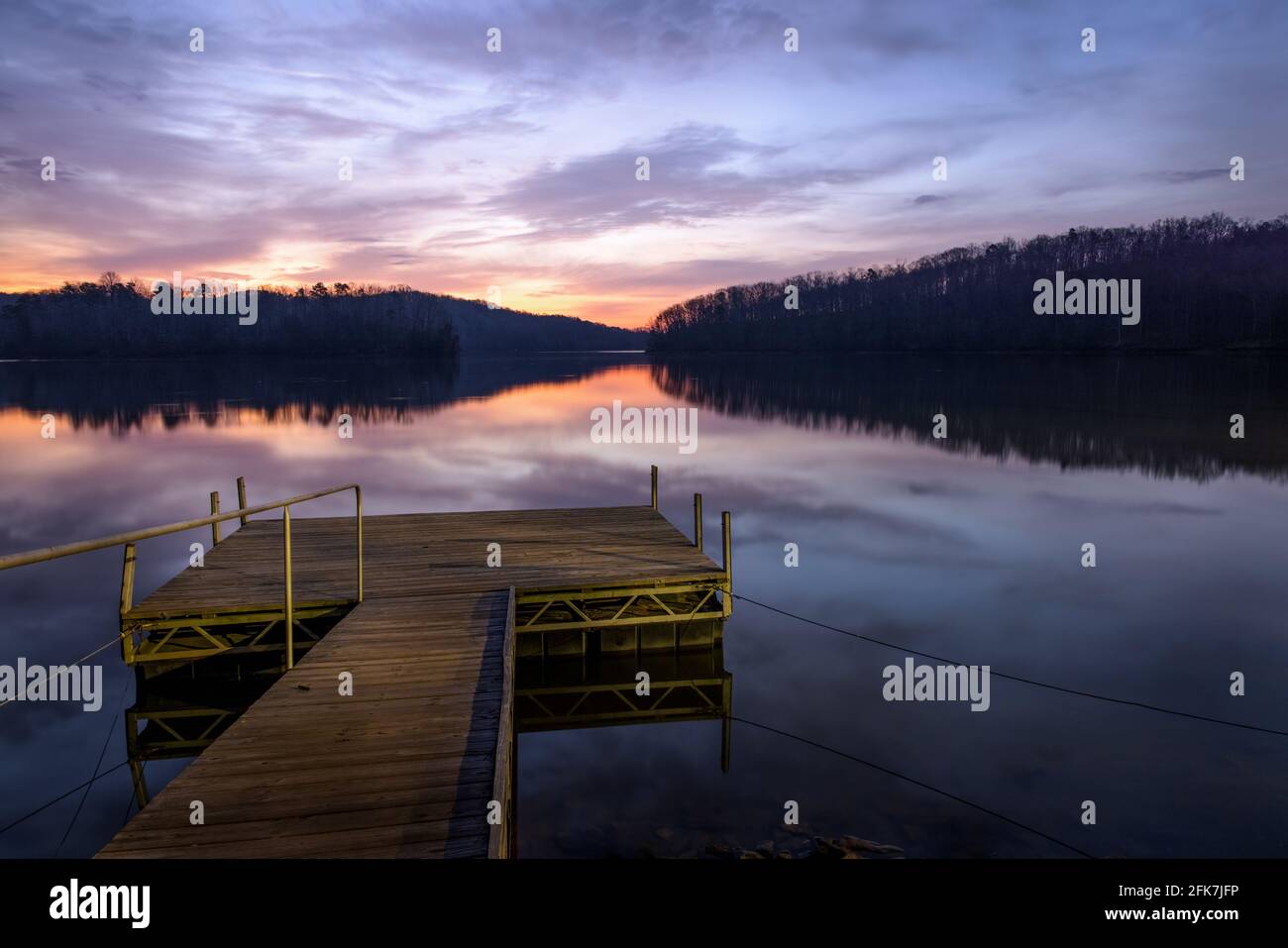 Sunrise - Wahoo Creek Park,Lake Sidney Lanier - Hall County,Géorgie. Une nouvelle journée commence sur les eaux calmes du lac Sidney Lanier. Banque D'Images