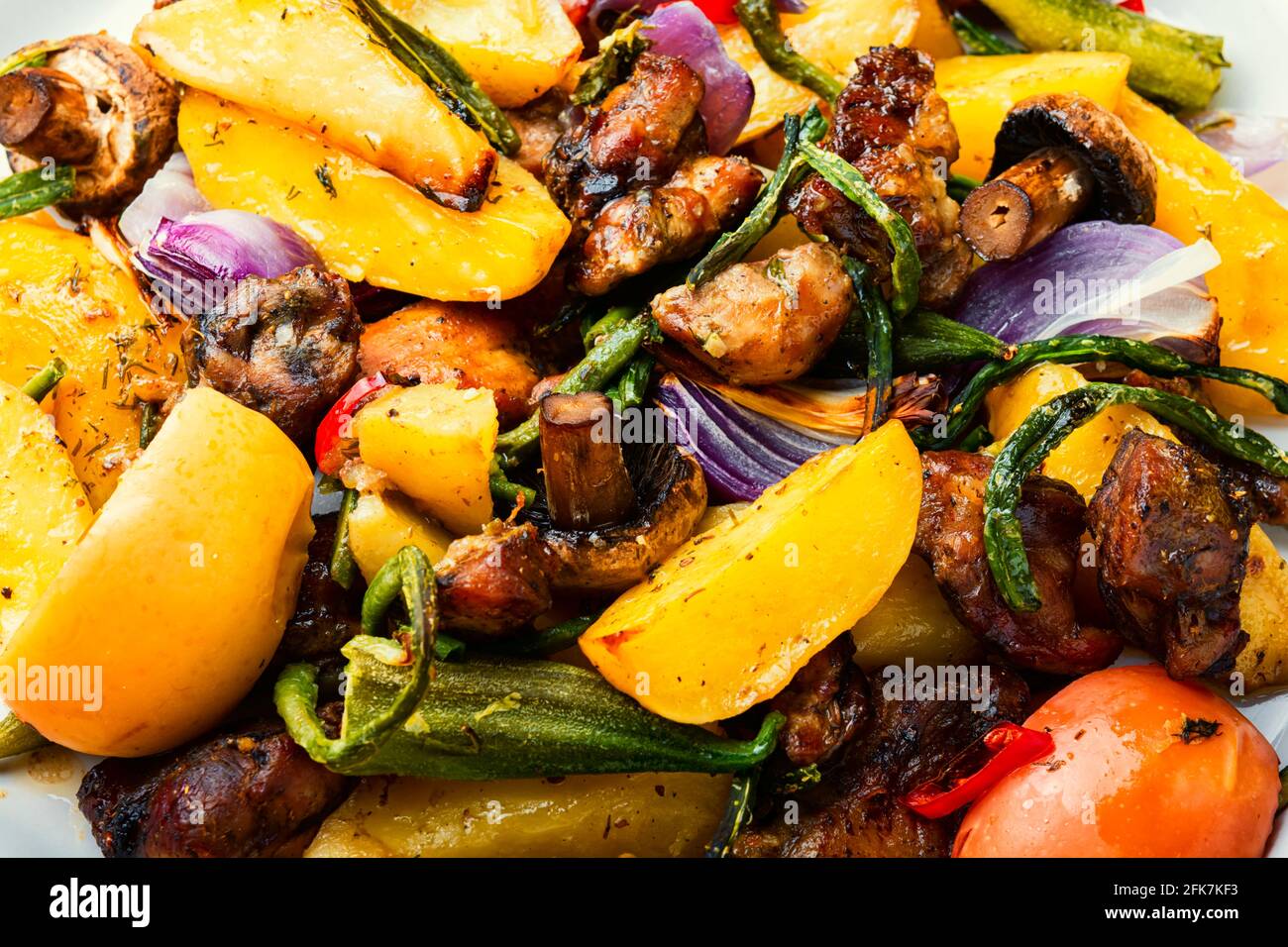 Viande cuite au four avec pommes de terre Banque de photographies et d