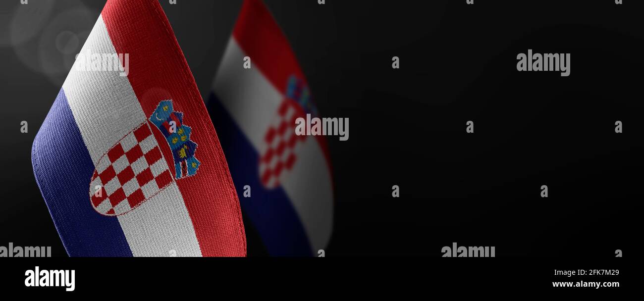 Petits drapeaux nationaux de la Croatie sur fond sombre Banque D'Images