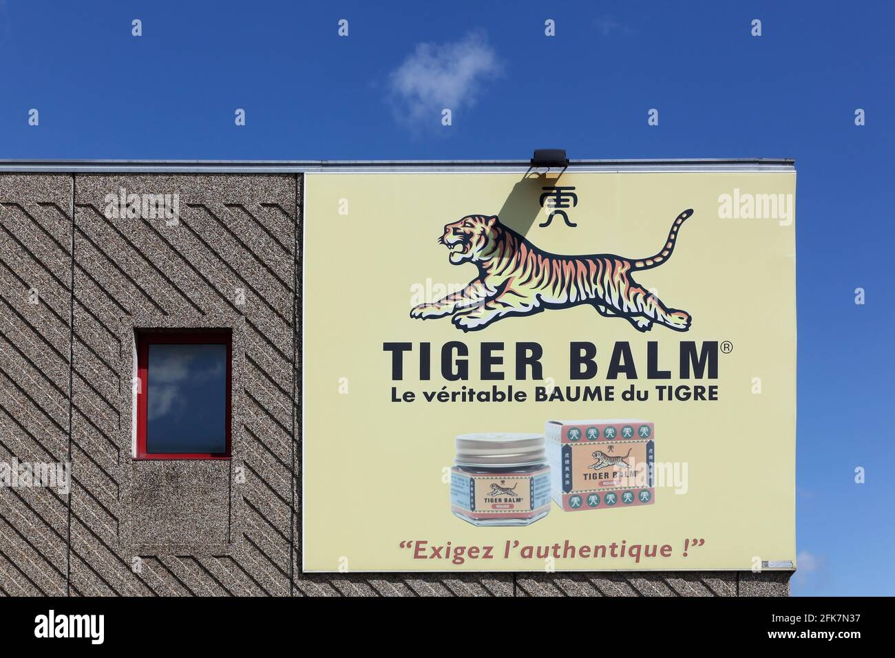 Anse, France - 14 juin 2020 : logo Tiger Balm sur un mur. Le baume du tigre  est une pommade de la pharmacopée chinoise Photo Stock - Alamy