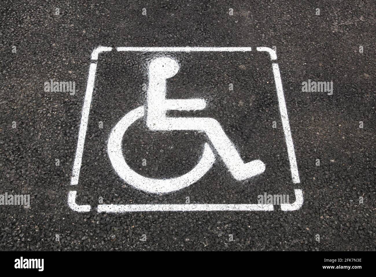 Panneau parking réservé aux personnes à mobilité réduite à l'étage Banque D'Images