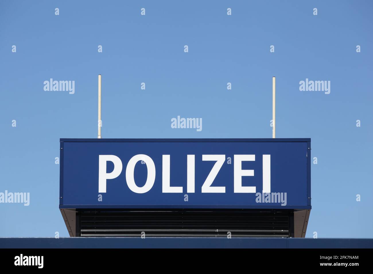 La police allemande signe sur un mur à Berlin, Allemagne Banque D'Images