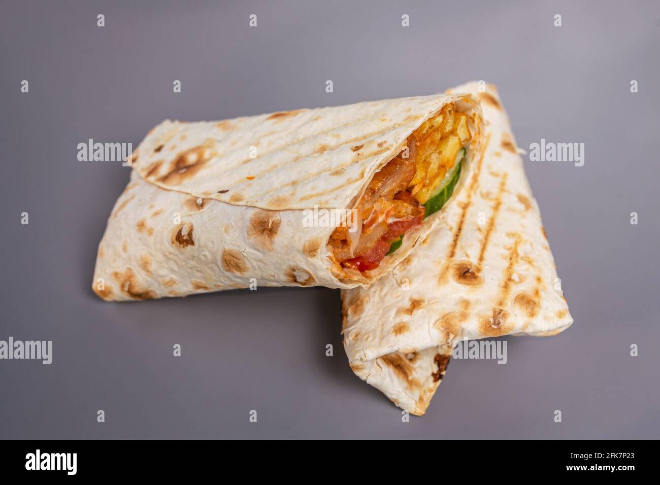 donne du pain pita coupé sur fond gris. Banque D'Images