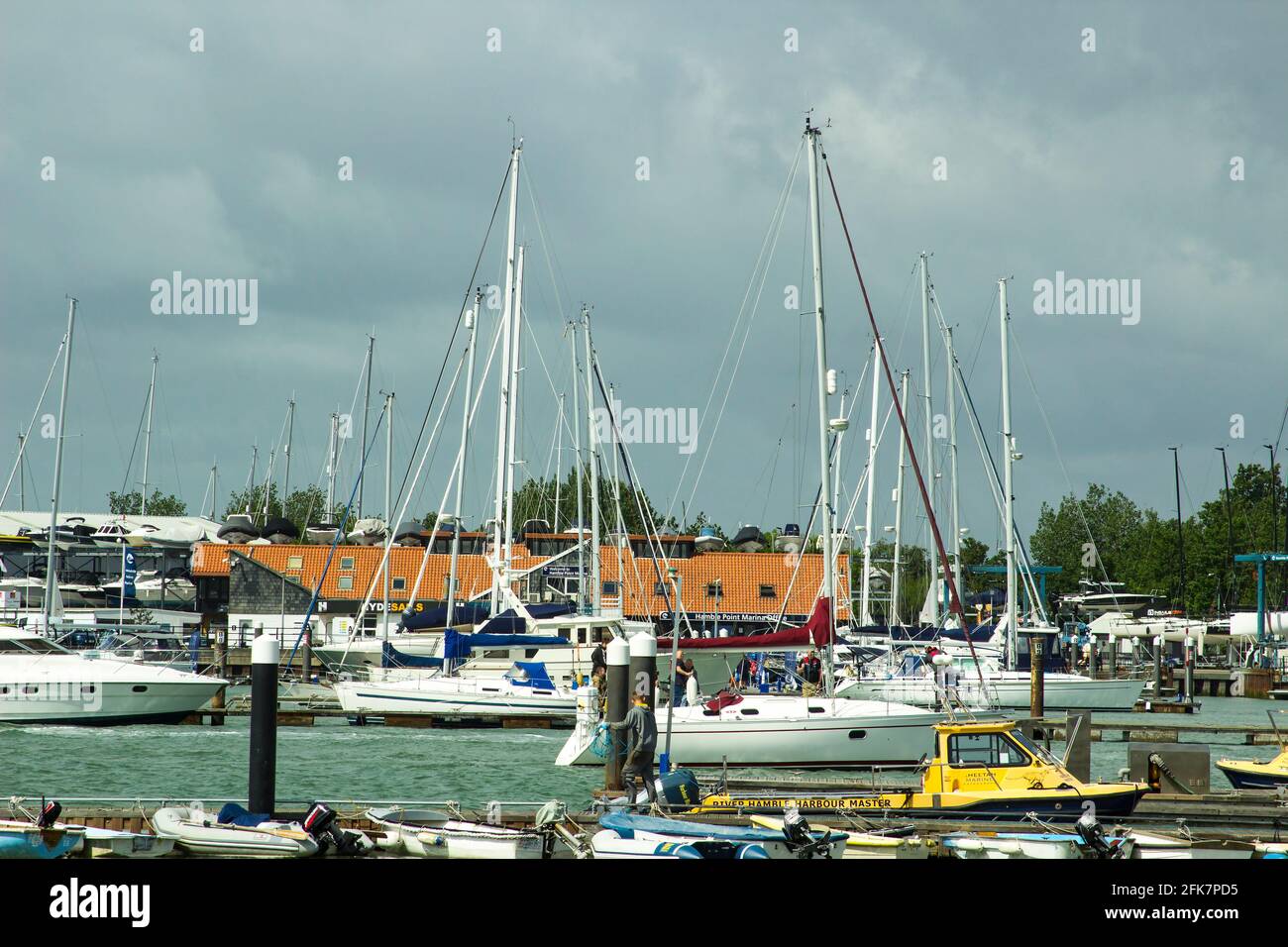 9 juin 2017 navires sur leurs amarres au port Et la marina sur la rivière Hamble à Warsash sur le Côte sud de l'Angleterre Banque D'Images