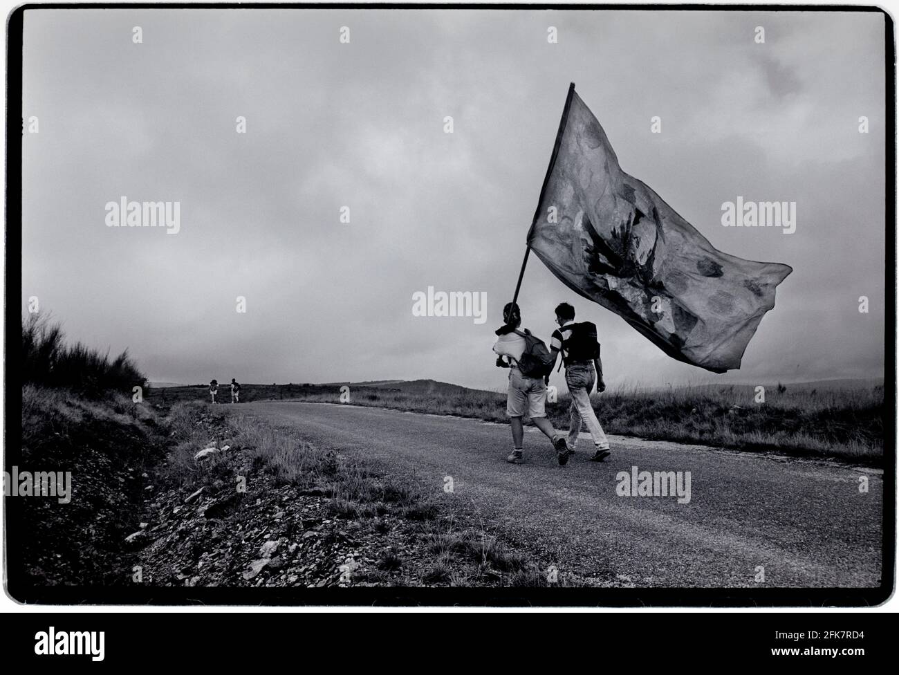 Camino de Santiago Way of St James août 1989 les pèlerins se rendent à Saint-Jacques-de-Compostelle pour la 4ème Journée mondiale de la Jeunesse présidée par le Pape Jean-Paul II le 19-21 août 1989. Le Camino de Saint-Jacques (Latin: Peregrinatio Compostellana, 'pèlerinage de Compostelle'; Galicien: O Camiño de Saint-Jacques),[1] connu en anglais comme le chemin de Saint-Jacques, Est un réseau de chemins de pèlerins ou de pèlerinages menant au sanctuaire de l'apôtre Saint Jacques le Grand dans la cathédrale de Saint-Jacques-de-Compostelle en Galice, dans le nord-ouest de l'Espagne, où la tradition veut que les restes du saint soient enterrés. Homme Banque D'Images