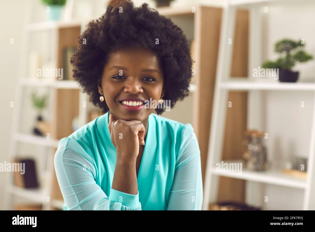 Femme directrice de l'entreprise assise devant une webcam et tenant une réunion en ligne avec ses clients. Banque D'Images