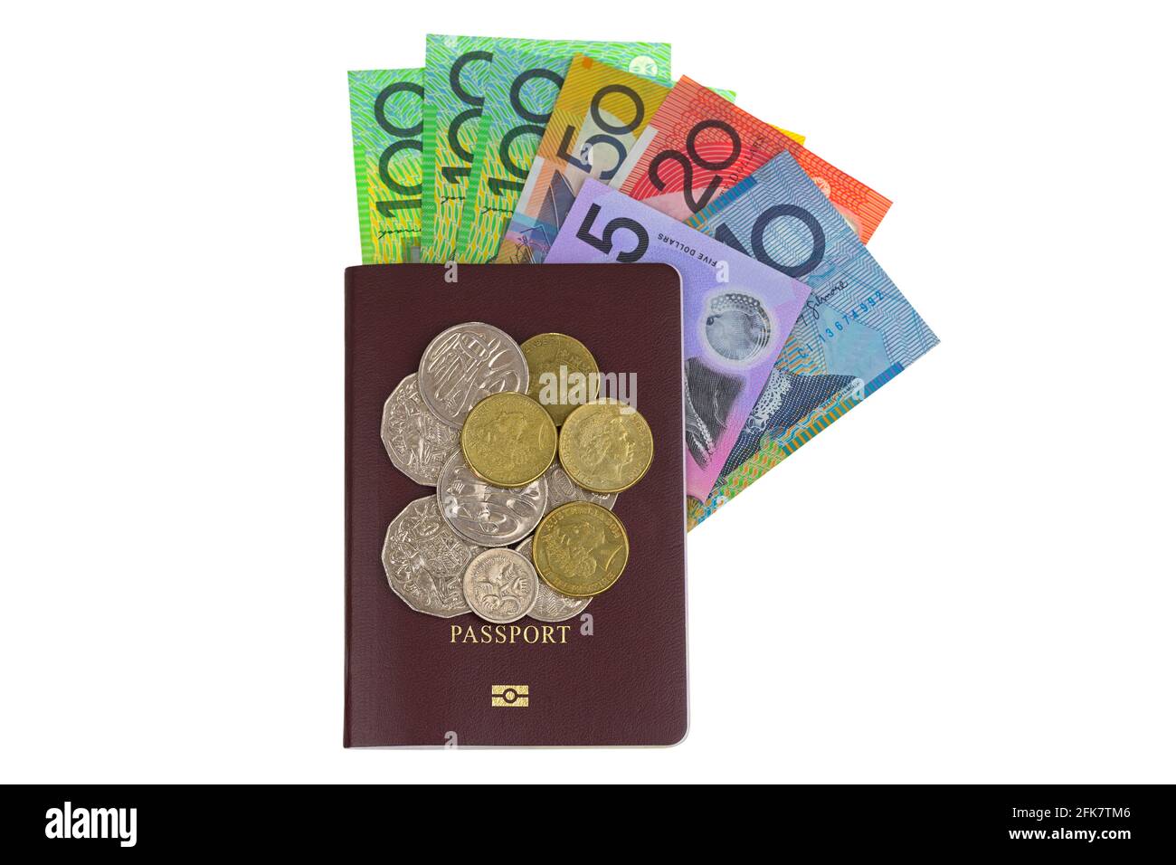 Billet de banque en dollars australiens (AUD) et pièces de monnaie sur passeport brun rouge isolé sur fond blanc Banque D'Images