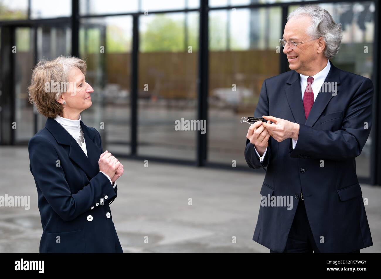 29 avril 2021, Berlin: Petra Wesseler (l), Président de l'Office fédéral de la construction et de la planification régionale, remet symboliquement la clé à Michael Eissenhauer, Directeur général des Musées nationaux de Berlin, lors d'une séance photo à l'occasion de la remise de la Neue Nationalgalerie après restauration de base. Après cinq ans de rénovation, la Neue Nationalgalerie devrait rouvrir le 21 août 2021. L'architecte Ludwig Mies van der Rohe (1886-1969) a créé le bâtiment à la fin des années 1960 comme musée du XXe siècle. Photo : Bernd von Jutrczenka/dpa-Pool/dpa Banque D'Images