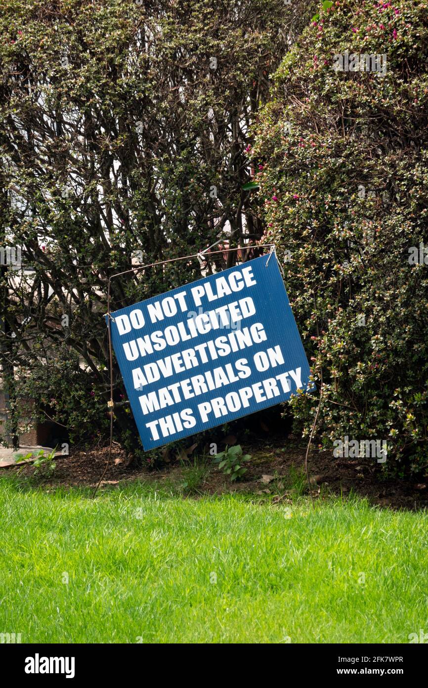 Un panneau dans une cour avant demandant aux annonceurs de ne pas mettre des annonces non sollicitées sur la propriété. À Queens, New York. Banque D'Images