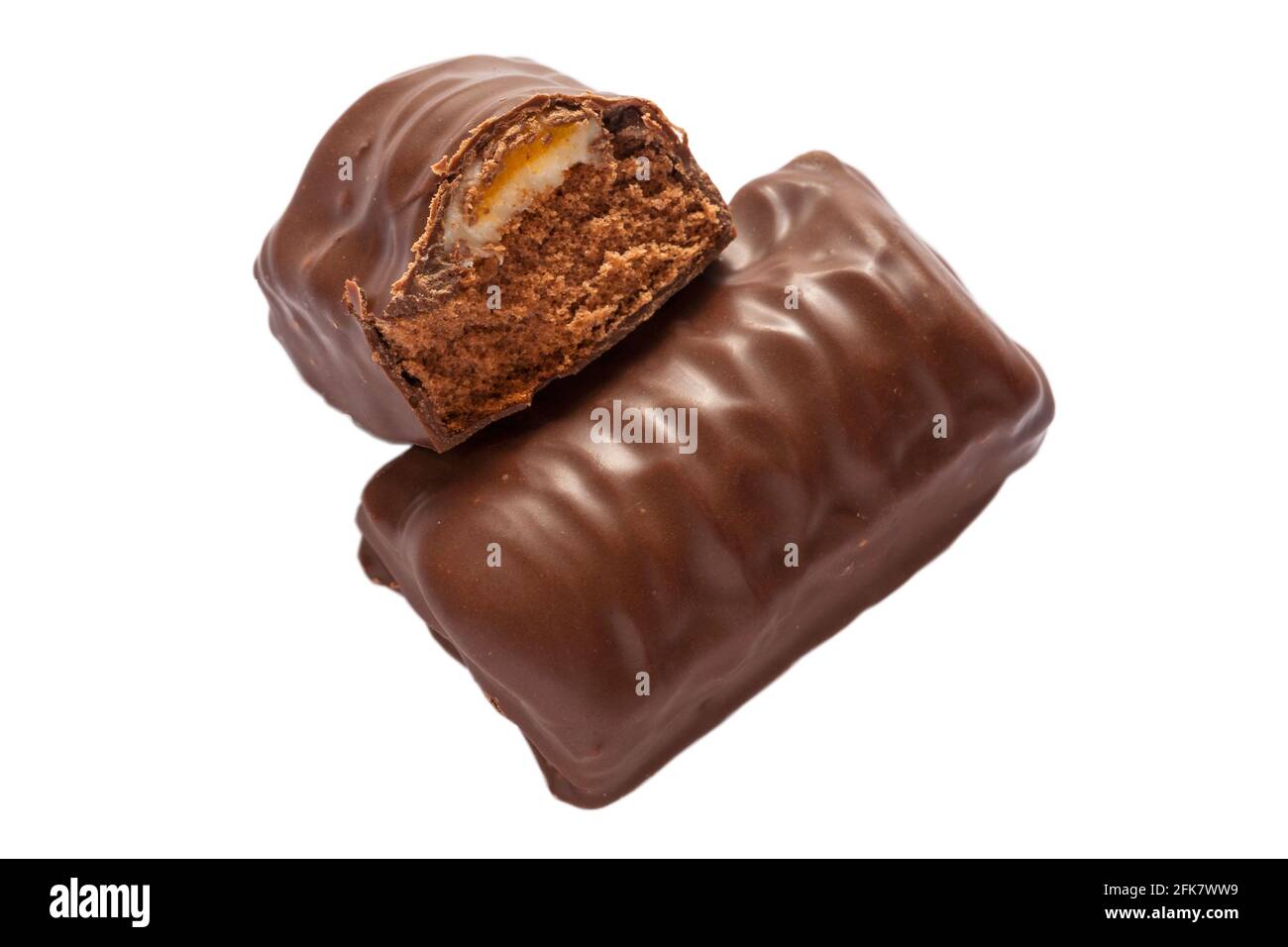 CCadbury crème œuf-Choc gâteaux avec un demi à montrer intérieur isolé sur fond blanc Banque D'Images