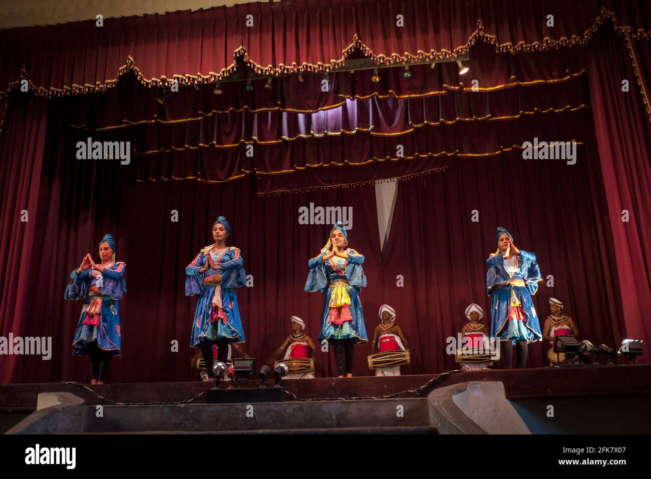 Kandy, Sri Lanka : un groupe d'acteurs et de musiciens de l'Association des arts de Kandyan en costume traditionnel interprète la danse sur la scène Banque D'Images