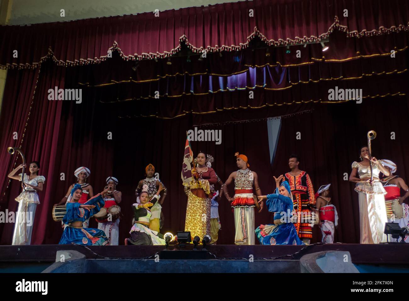 Kandy, Sri Lanka: Les danseurs, les acteurs et les jongleurs de l'Association des arts de Kandyan en tenue traditionnelle accueillent le public après le spectacle Banque D'Images