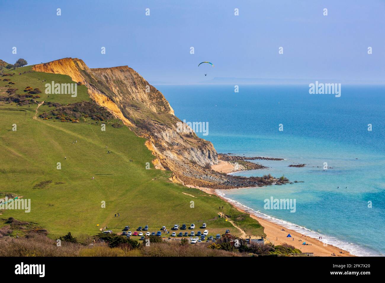 La plage de Seatown avec le Ridge Cliff Land tombent sur la côte jurassique en avril 2021, Dorset, Angleterre Banque D'Images