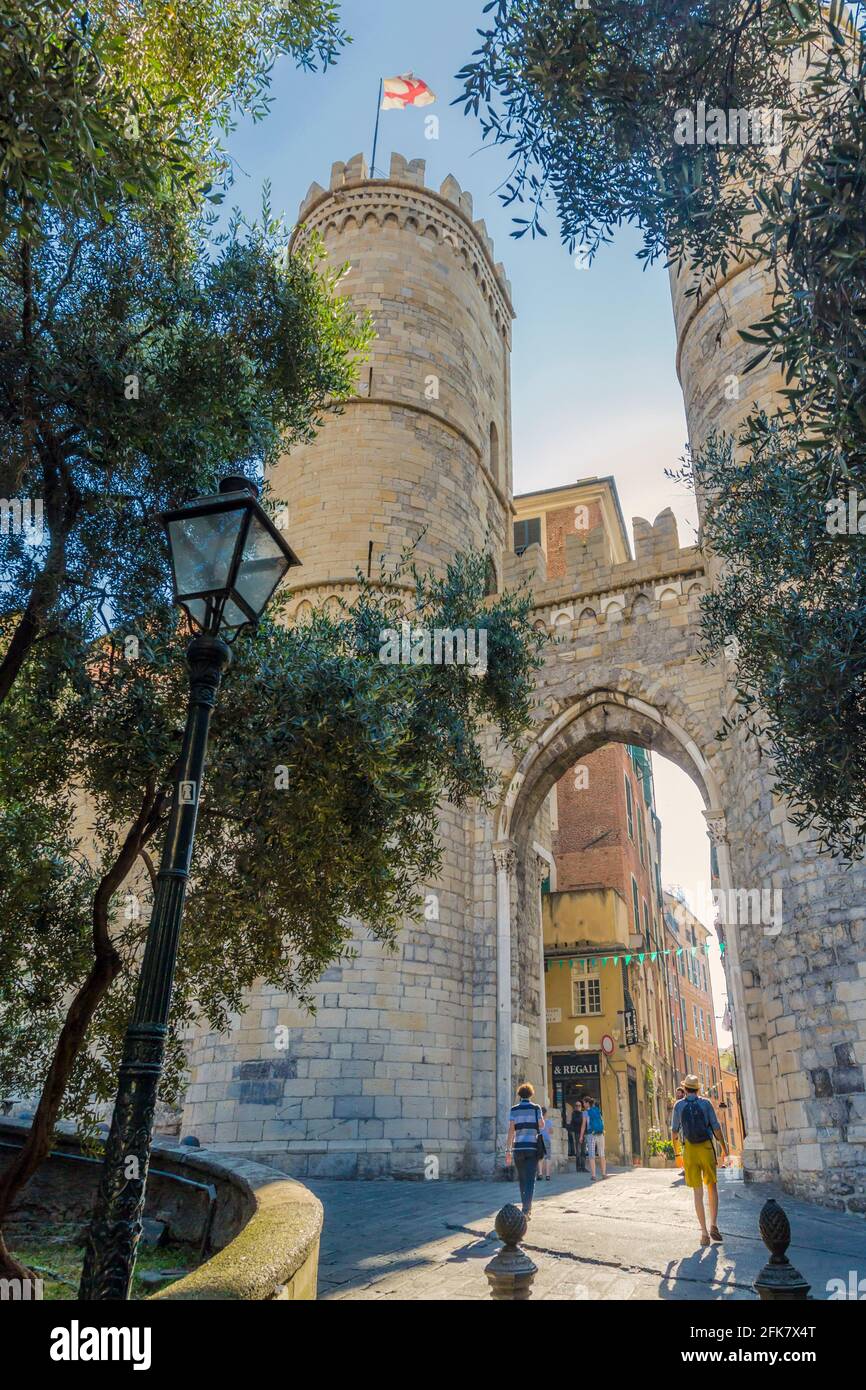 Gênes, Ligurie, Italie. La porte de la Porta Soprana. Banque D'Images