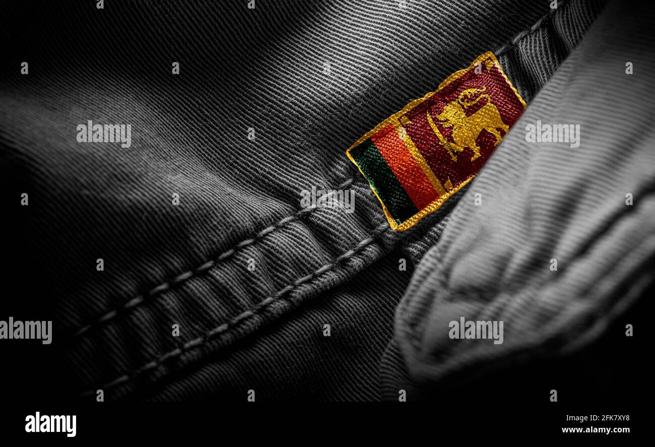 Étiquette sur les vêtements foncés sous la forme du drapeau Du Sri Lanka Banque D'Images