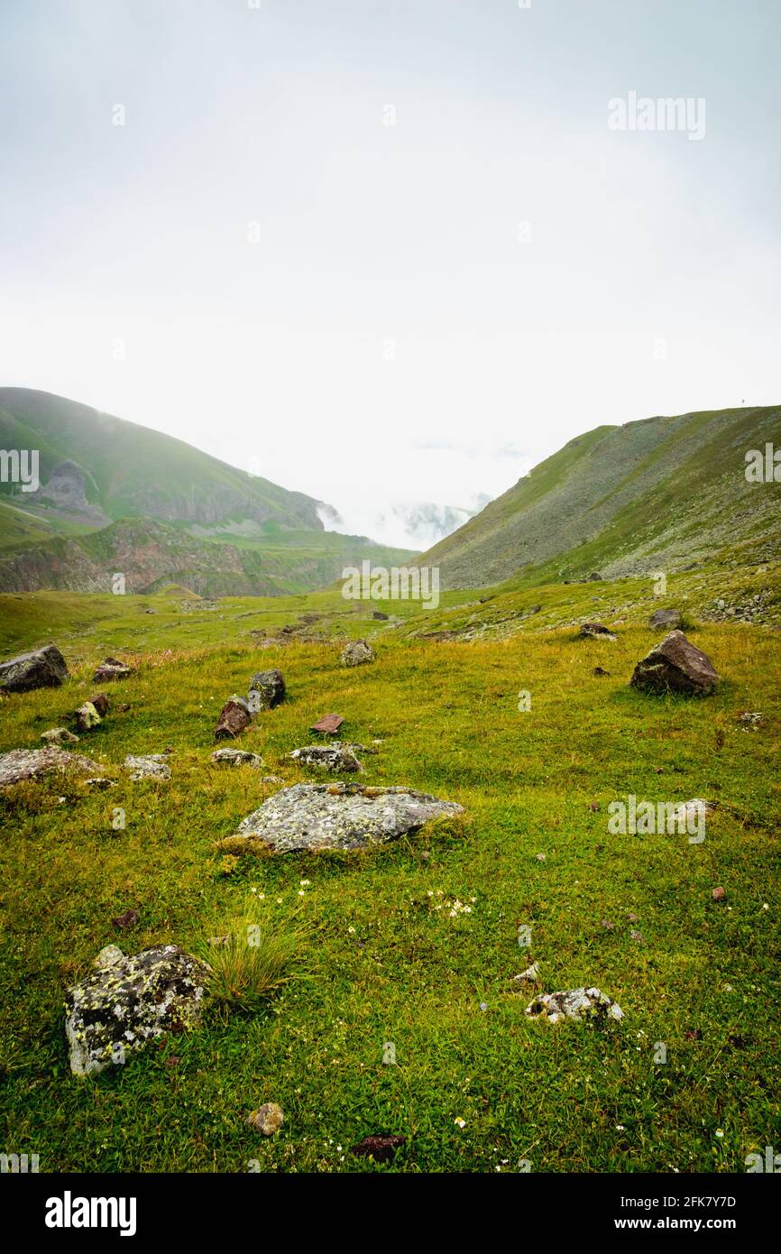paysage de montagne des highlands avec espace de copie - nature, extérieur, aventure, trekking, randonnée, L'alpinisme concept image dans le mont Kazbegi, Géorgie Banque D'Images
