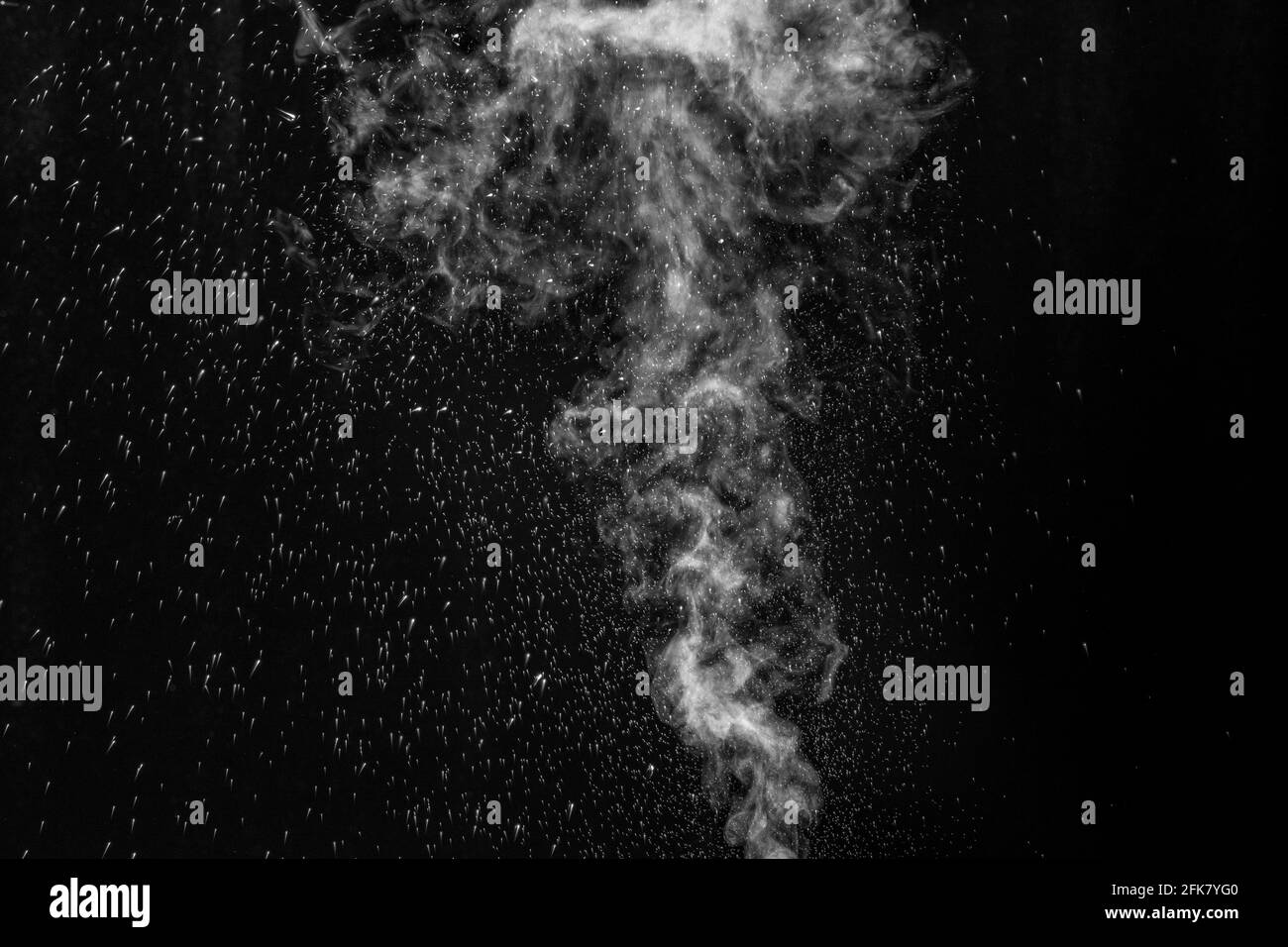 Vapeur blanche réelle isolée sur fond noir avec des gouttelettes visibles. Arrière-plan abstrait, élément de conception, pour superposition sur les images. Banque D'Images