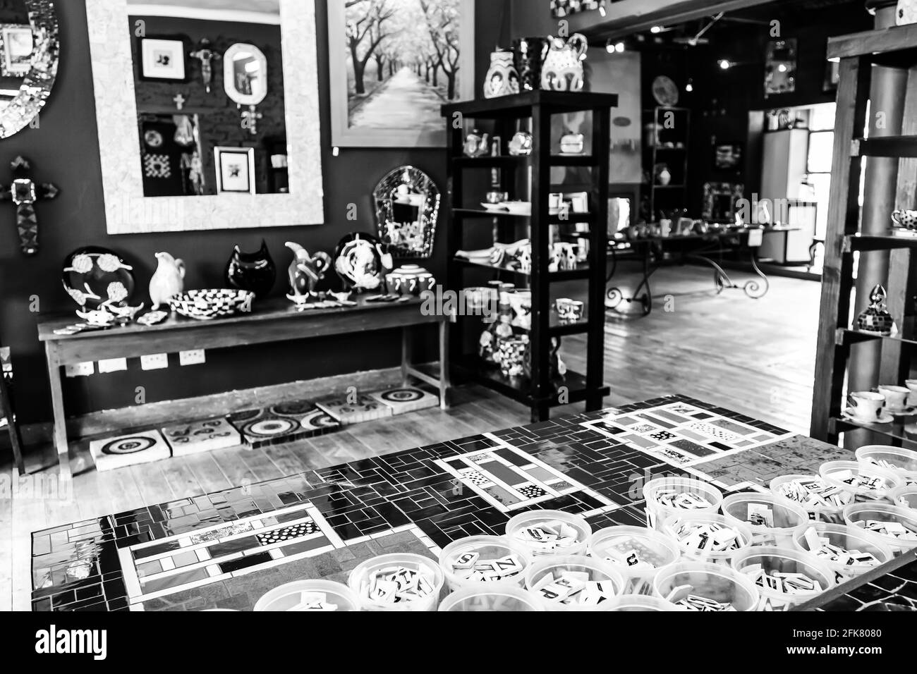 JOHANNESBU, AFRIQUE DU SUD - 13 mars 2021: Johannesburg, Afrique du Sud - 5 décembre 2012: Intérieur de la céramique et de la porcelaine magasin d'art et d'artisanat Banque D'Images