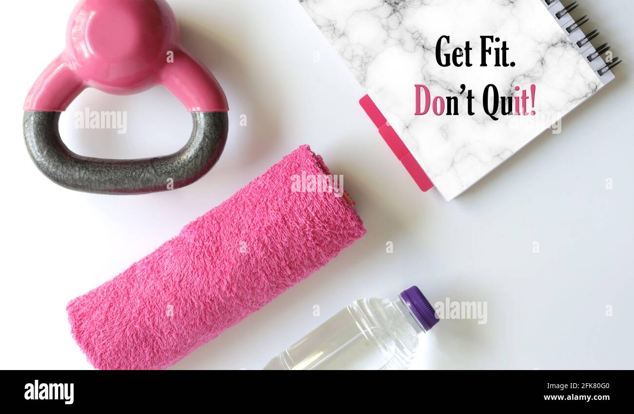 Citation De Motivation De Forme Physique Style De Vie Sain Forme Physique Sport Equipement D Athlete De Couleur Rose Sur Fond Blanc Le Texte Du Devis S Adapte Ne Quittez Pas Photo Stock
