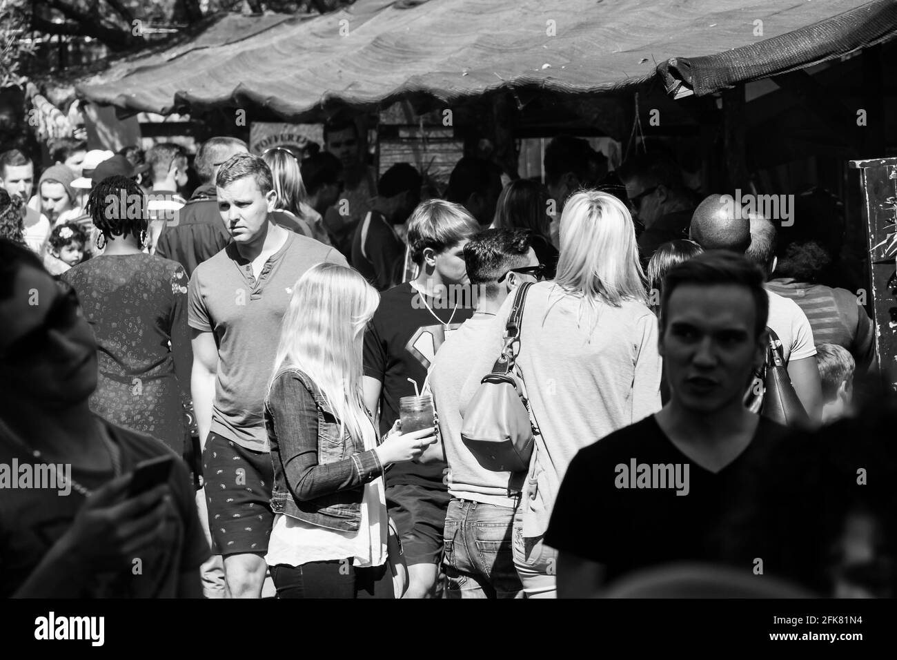 JOHANNESBURG, AFRIQUE DU SUD - 13 mars 2021: Johannesburg, Afrique du Sud - 24 mai 2015: Des foules de personnes diverses sur le marché des fermiers de plein air marchent Banque D'Images