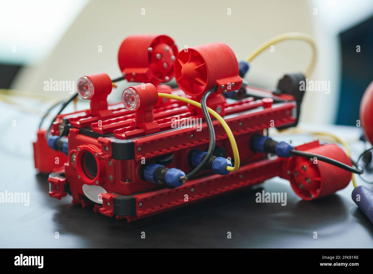 Gros plan du bateau robotisé rouge sur la table en cours d'ingénierie à l'école de développement des enfants, copier l'espace Banque D'Images