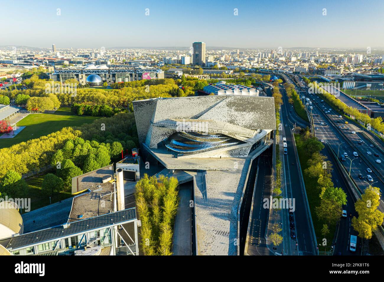 Photo haute, vue d'oiseau de la Philharmonie de Paris, France, Europe Banque D'Images