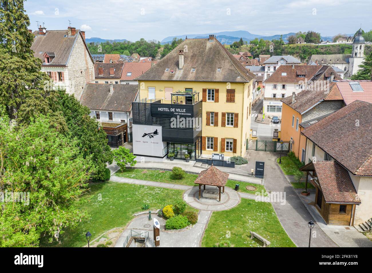 Photographie aérienne de l'hôtel de ville ou de l'hôtel de ville d'une petite ville française. Banque D'Images