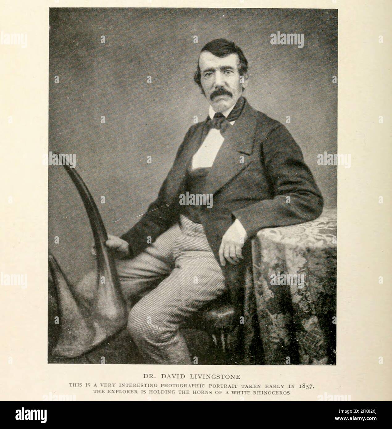 Dr. David Livingstone (photographié en 1857) l'explorateur tient les cornes d'UN rhinocéros blanc du livre 'Grande-Bretagne à travers les mers : Afrique : Une histoire et une description de l'Empire britannique en Afrique ' par Johnston, Harry Hamilton, Sir, 1858-1927 publié en 1910 à Londres par le dépôt de la National Society Banque D'Images