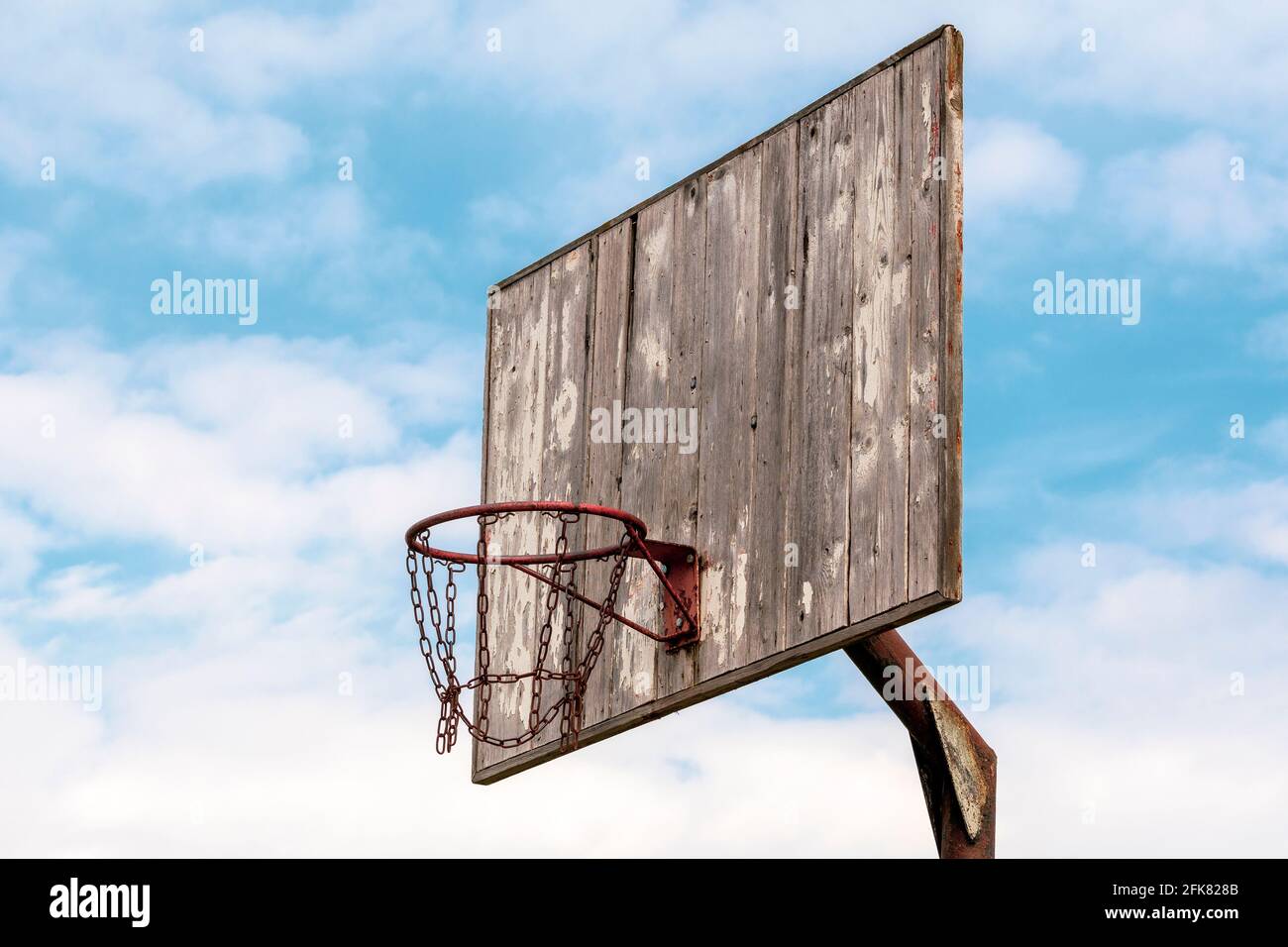 Ancien panier de basket-ball en bois de style ghetto. Anneau de basket-ball  avec chaînes sur fond de ciel Photo Stock - Alamy