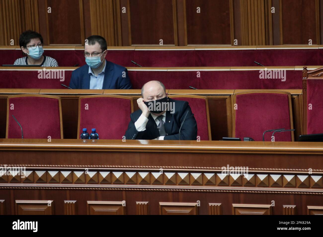KIEV, UKRAINE - le 29 AVRIL 2021 - le ministre du Cabinet des ministres de l'Ukraine Oleh Nemchinov assiste à une séance régulière du Parlement ukrainien, Banque D'Images