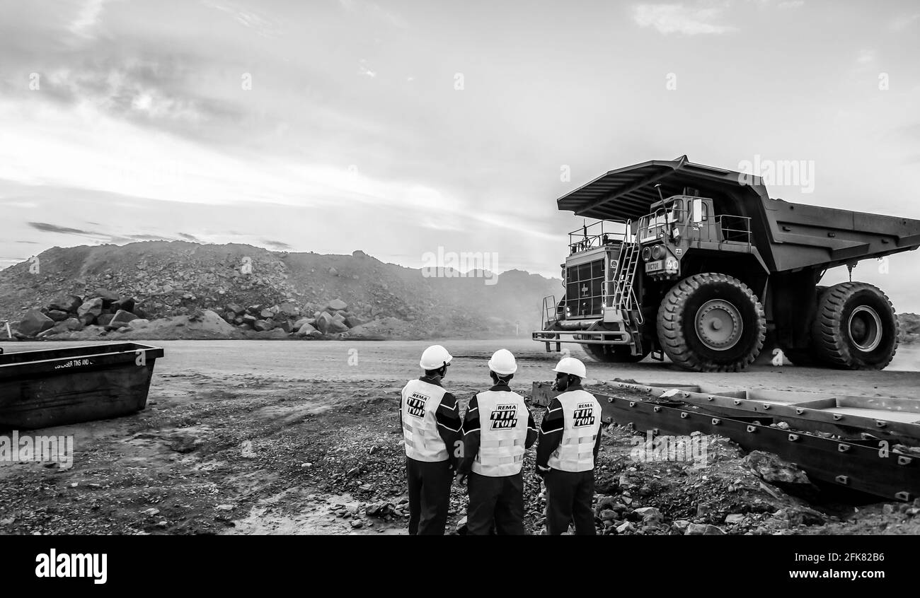 RUTENBURG, AFRIQUE DU SUD - 13 mars 2021 : Rutenburg, Afrique du Sud, 15 octobre 2012, Grands camions à benne basculante transportant du minerai de platine pour traitement avec m Banque D'Images
