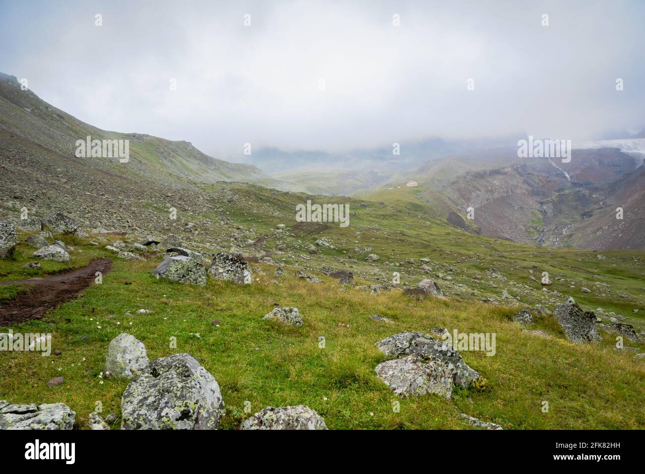 paysage de montagne des highlands avec espace de copie - nature, extérieur, aventure, trekking, randonnée, L'alpinisme concept image dans le mont Kazbegi, Géorgie Banque D'Images