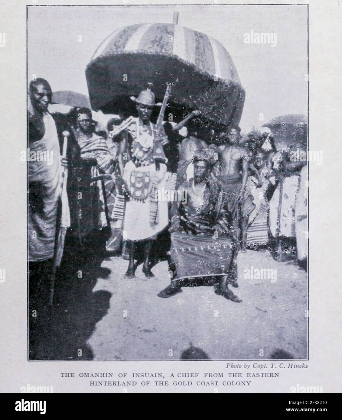 L'Omanhin d'Insuain, UN chef du Hinderland de l'est de la Côte d'Or [Ghana] colonie du livre ' Grande-Bretagne à travers les mers : Afrique : Une histoire et une description de l'Empire britannique en Afrique ' par Johnston, Harry Hamilton, Sir, 1858-1927 publié en 1910 à Londres par le dépôt de la National Society Banque D'Images