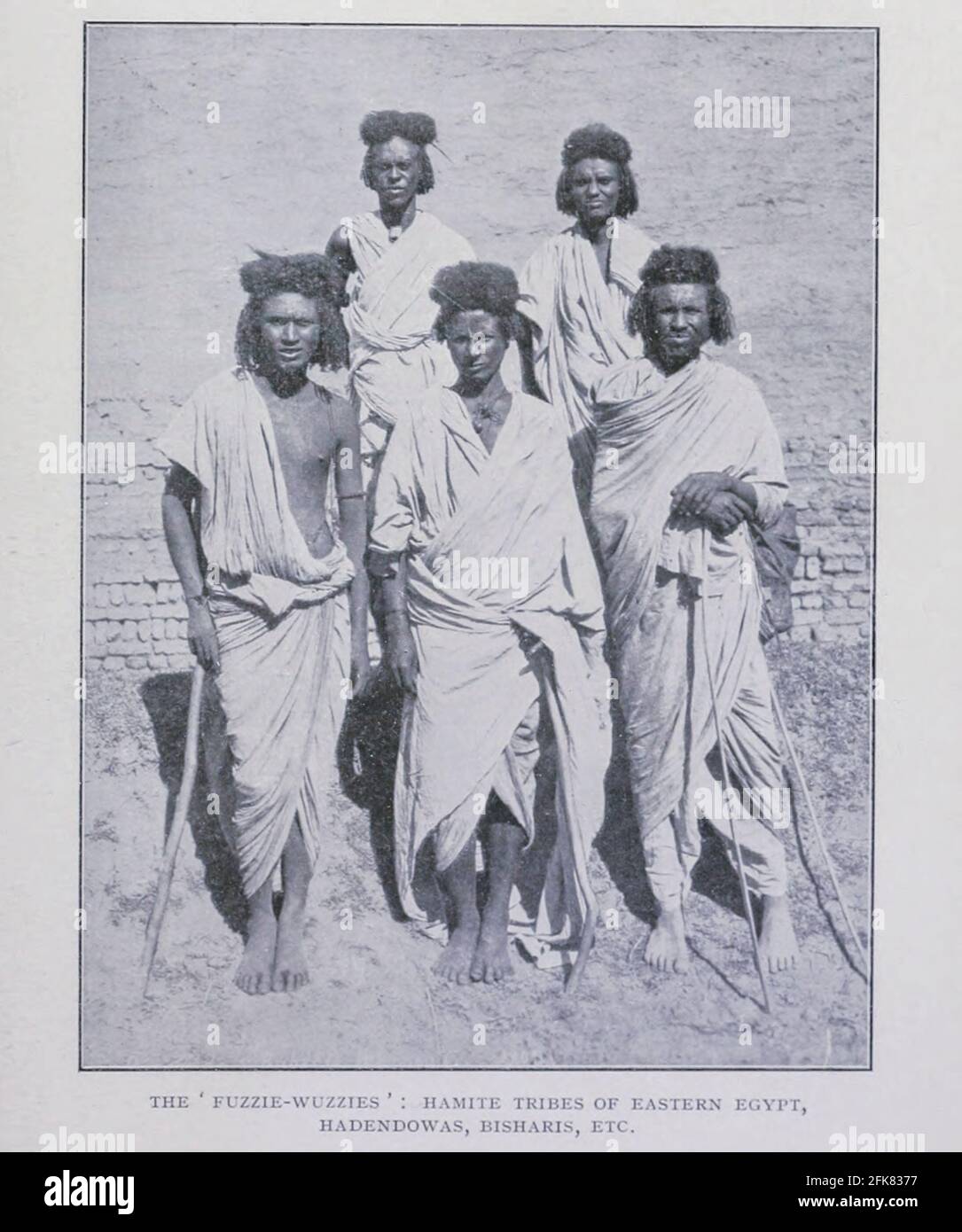 les-fuzzie-wuzzes-tribus-hamites-de-l-est-de-l-egypte-haddoyas-bisharis-etc-fuzzy-wuzzy-etait-le-terme-utilise-par-les-soldats-britanniques-pour-les-guerriers-de-beja-qui-soutiennent-le-mahdi-du-soudan-dans-la-guerre-de-mahdiste-le-terme-se-rapporte-au-style-elabore-de-cheveux-de-tiffa-favorise-par-la-tribu-hadendoa-une-subdivision-du-peuple-beja-d-apres-le-livre-grande-bretagne-a-travers-les-mers-afrique-une-histoire-et-une-description-de-l-empire-britannique-en-afrique-par-johnston-harry-hamilton-sir-1858-1927-publie-en-1910-a-londres-par-le-depot-de-la-societe-nationale-2fk8377.jpg