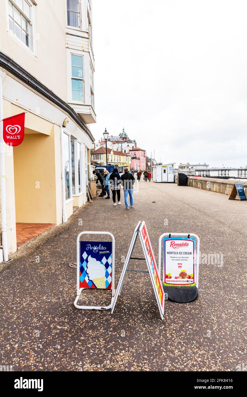 Cromer promenade, Cromer front de mer, Cromer, Norfolk, Royaume-Uni, Angleterre, Cromer Town, Cromer PROM, Norfolk Coast, glacier, affiches, affiches, crèmes glacées Banque D'Images