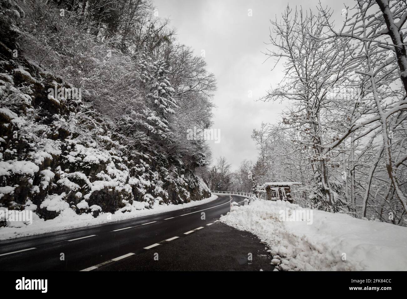 Une route appelée Walensee (également connue sous le nom de Walenseestrasse) dans la municipalité de Quarten, en Suisse. Banque D'Images