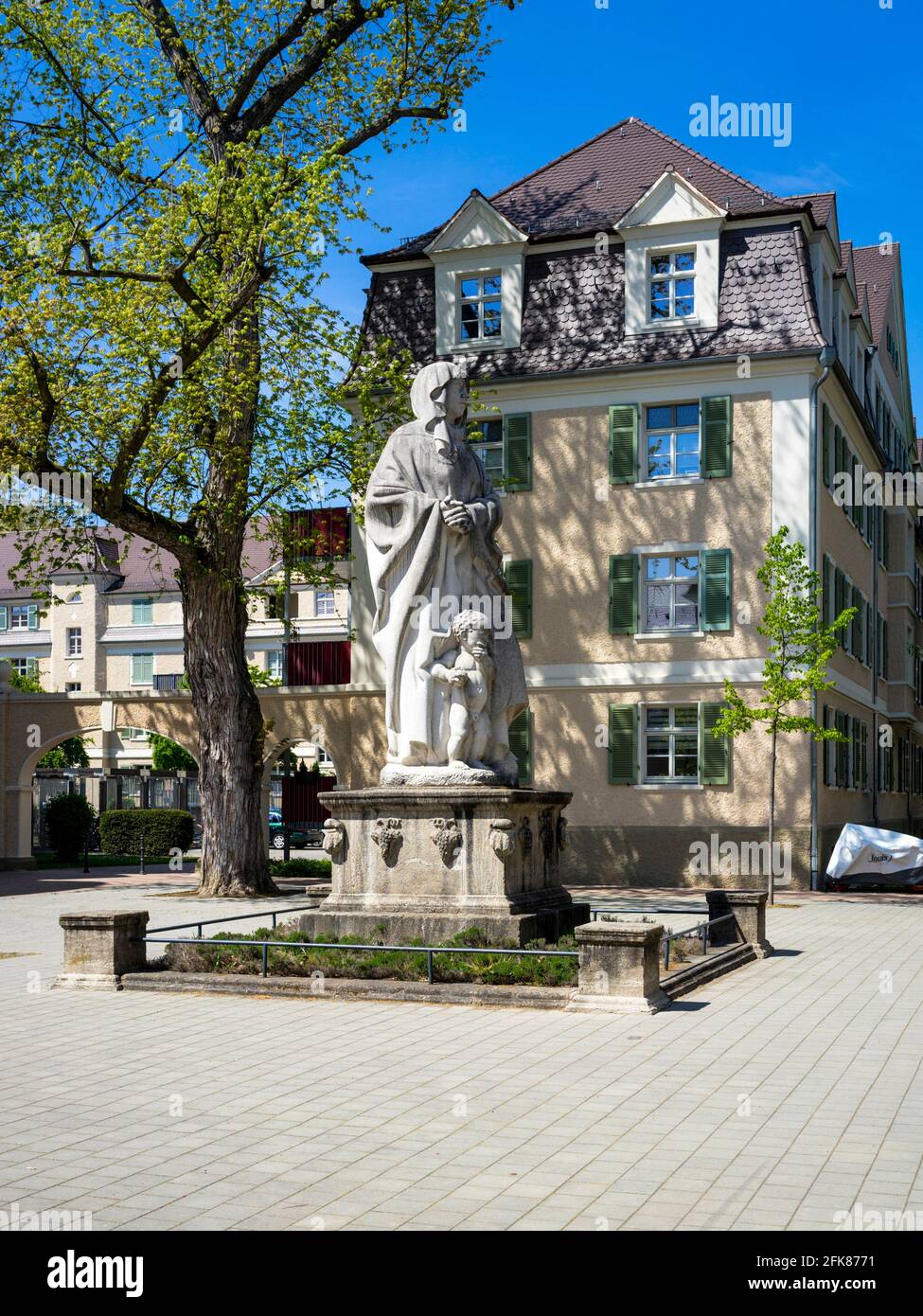 Maison historique de la société: Neue Hofgaerten BEI BASF avec monument pour les employés tombés en guerre (Ludwigshafen / Allemagne) Banque D'Images
