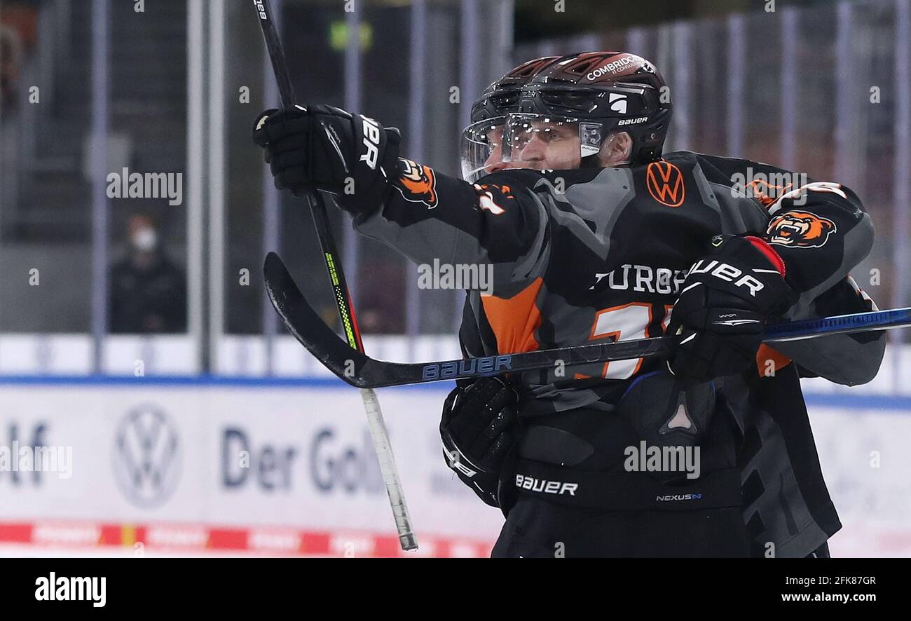 Wolfsburg, Allemagne. 28 avril 2021. Hockey sur glace: DEL, Grizzlys Wolfsburg - Adler Mannheim, partie de championnat, demi-finale, 2ème jour de match à l'EIS Arena Wolfsburg Sebastian Furchner applaudit après l'égaliseur 1:1. Crédit : Ronny Hartmann/dpa/Alay Live News Banque D'Images