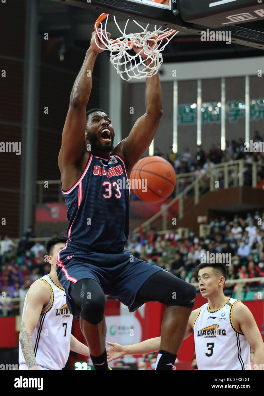 Zhuji, province chinoise de Zhejiang. 29 avril 2021. Jason Thompson, de Guangdong Southern Tigers, dounce lors du deuxième match des finales entre Guangdong Southern Tigers et Liaoning Flying Leopards à la saison 2020-2021 de la ligue de l'Association chinoise de basket-ball (CBA) à Zhuji, dans la province de Zhejiang, en Chine orientale, le 29 avril 2021. Credit: Meng Yongmin/Xinhua/Alamy Live News Banque D'Images