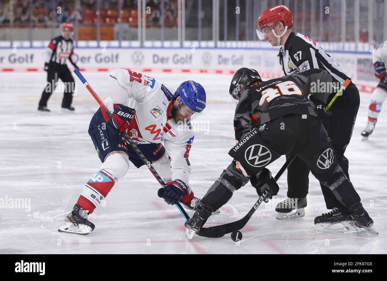 Wolfsburg, Allemagne. 28 avril 2021. Hockey sur glace: DEL, Grizzlys Wolfsburg - Adler Mannheim, partie de championnat, demi-finale, 2e jour de match à l'EIS Arena Wolfsburg. Sean Collins de Mannheim (l) joue contre Mathis Omembre de Wolfsburg. Crédit : Ronny Hartmann/dpa/Alay Live News Banque D'Images