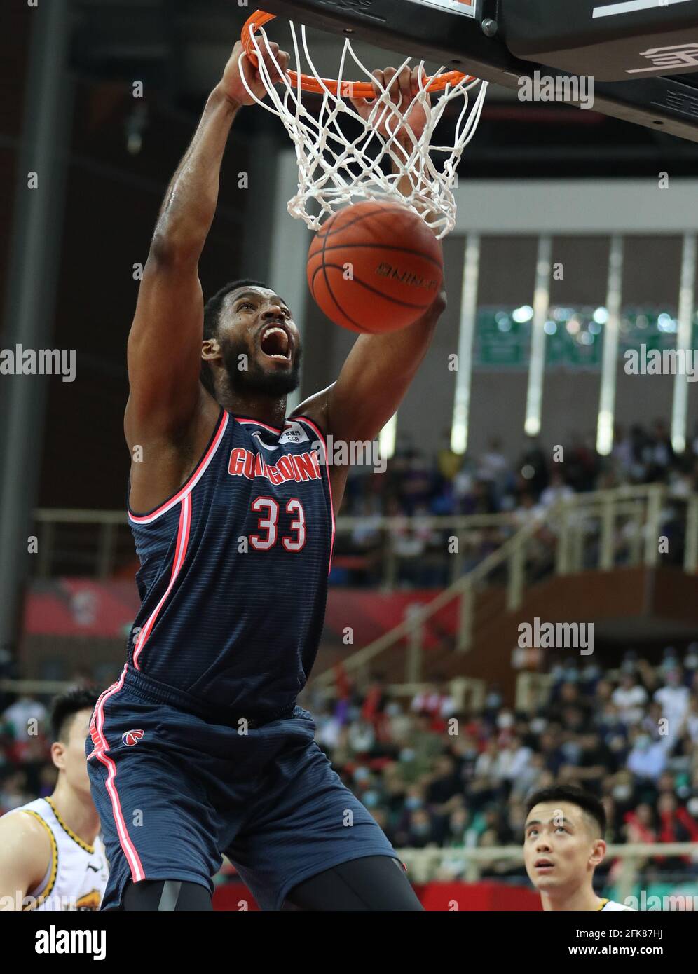 Zhuji, province chinoise de Zhejiang. 29 avril 2021. Jason Thompson, de Guangdong Southern Tigers, dounce lors du deuxième match des finales entre Guangdong Southern Tigers et Liaoning Flying Leopards à la saison 2020-2021 de la ligue de l'Association chinoise de basket-ball (CBA) à Zhuji, dans la province de Zhejiang, en Chine orientale, le 29 avril 2021. Credit: Meng Yongmin/Xinhua/Alamy Live News Banque D'Images